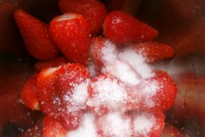 Tort aniversar cu crema de lapte si jeleu de capsuni