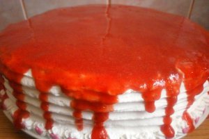 Tort aniversar cu crema de lapte si jeleu de capsuni