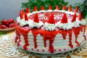 Tort aniversar cu crema de lapte si jeleu de capsuni