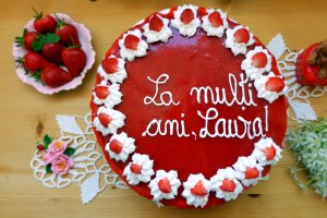 Tort aniversar cu crema de lapte si jeleu de capsuni