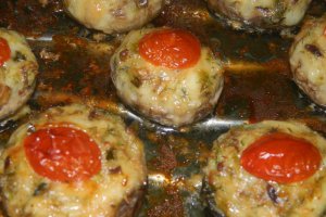 Ciuperci umplute cu peste afumat