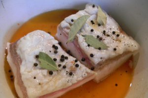 Slanina fiarta cu boia si usturoi verde 