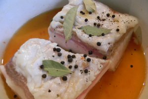 Slanina fiarta cu boia si usturoi verde 