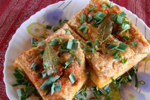 Slanina fiarta cu boia si usturoi verde 