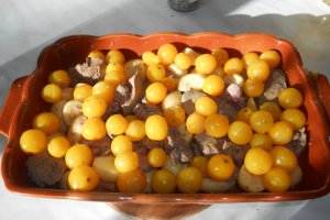 Ficat de pui cu cartofi noi la cuptor