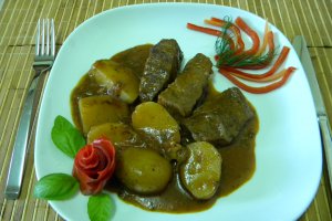 Rasol alb de manzat cu cartofi noi in vas roman