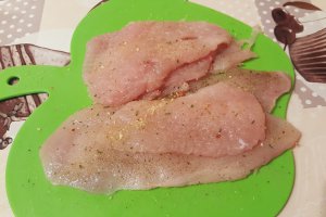 Snitele de pui in crusta de parmezan si patrunjel