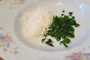 Snitele de pui in crusta de parmezan si patrunjel
