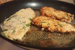 Snitele de pui in crusta de parmezan si patrunjel