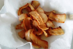 Tocanita de cartofi cu pui si chipsuri de sunca