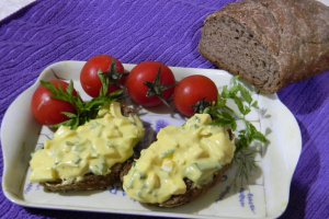 Sandvici cu salata de oua