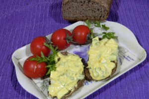 Sandvici cu salata de oua