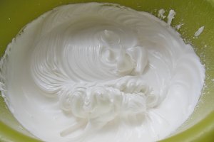 Mini pavlova cu crema de lamaie si mure