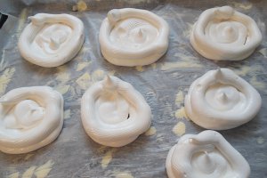 Mini pavlova cu crema de lamaie si mure