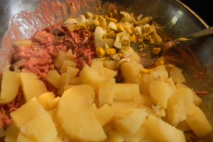 Salata cu carne de vitel si sfecla  rosie