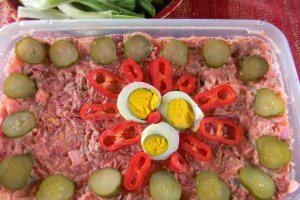 Salata cu carne de vitel si sfecla  rosie