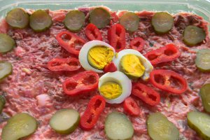 Salata cu carne de vitel si sfecla  rosie