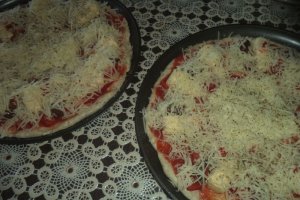Pizza din aluat cu masline si fulgi de ovaz
