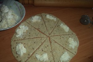 Cornulete cu branza, cascaval si fulgi de ovaz