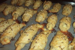 Cornulete cu branza, cascaval si fulgi de ovaz