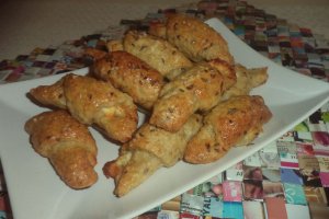 Cornulete cu branza, cascaval si fulgi de ovaz