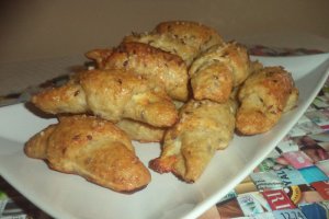 Cornulete cu branza, cascaval si fulgi de ovaz
