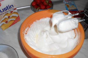 Pavlova cu ciocolata si capsuni