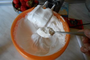 Pavlova cu ciocolata si capsuni