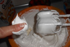 Pavlova cu ciocolata si capsuni