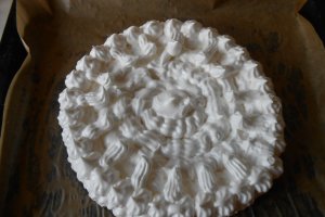 Pavlova cu ciocolata si capsuni