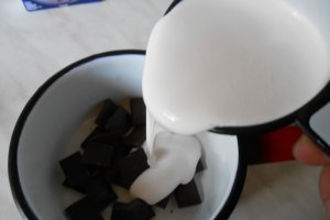Pavlova cu ciocolata si capsuni