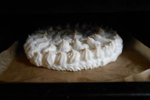 Pavlova cu ciocolata si capsuni