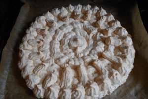 Pavlova cu ciocolata si capsuni