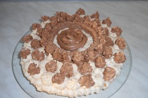 Pavlova cu ciocolata si capsuni