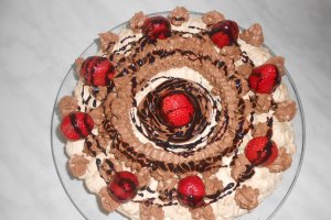 Pavlova cu ciocolata si capsuni