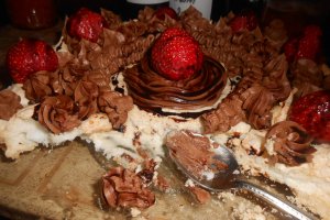 Pavlova cu ciocolata si capsuni