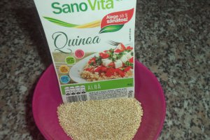 Desert la pahar din quinoa cu lapte, nuca si stafide