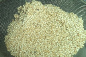 Desert la pahar din quinoa cu lapte, nuca si stafide
