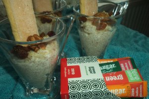 Desert la pahar din quinoa cu lapte, nuca si stafide