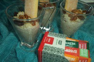 Desert la pahar din quinoa cu lapte, nuca si stafide