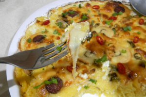 Mamaliguta gratinata cu branzeturi si iaurt