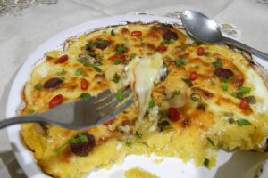 Mamaliguta gratinata cu branzeturi si iaurt