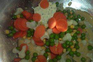 Piept de pui in crusta de fulgi de orez cu legume la cuptor