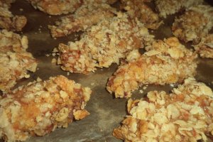 Piept de pui in crusta de fulgi de orez cu legume la cuptor
