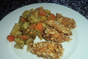 Piept de pui in crusta de fulgi de orez cu legume la cuptor
