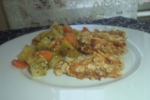 Piept de pui in crusta de fulgi de orez cu legume la cuptor