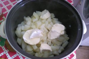 Piure de cartofi cu chiftele si sos marinat