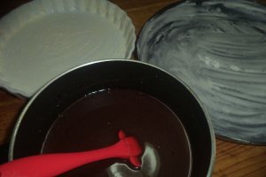 Tarta cu crema de ciocolata si seminte de canepa
