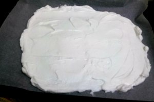 Rulada din bezea cu crema de branza si zmeura