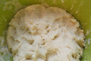 Fursecuri vanilate cu crema de ciocolata